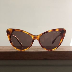 Authentic Tom Ford sunglasses LIKE NEW/barely been worn. Original case included